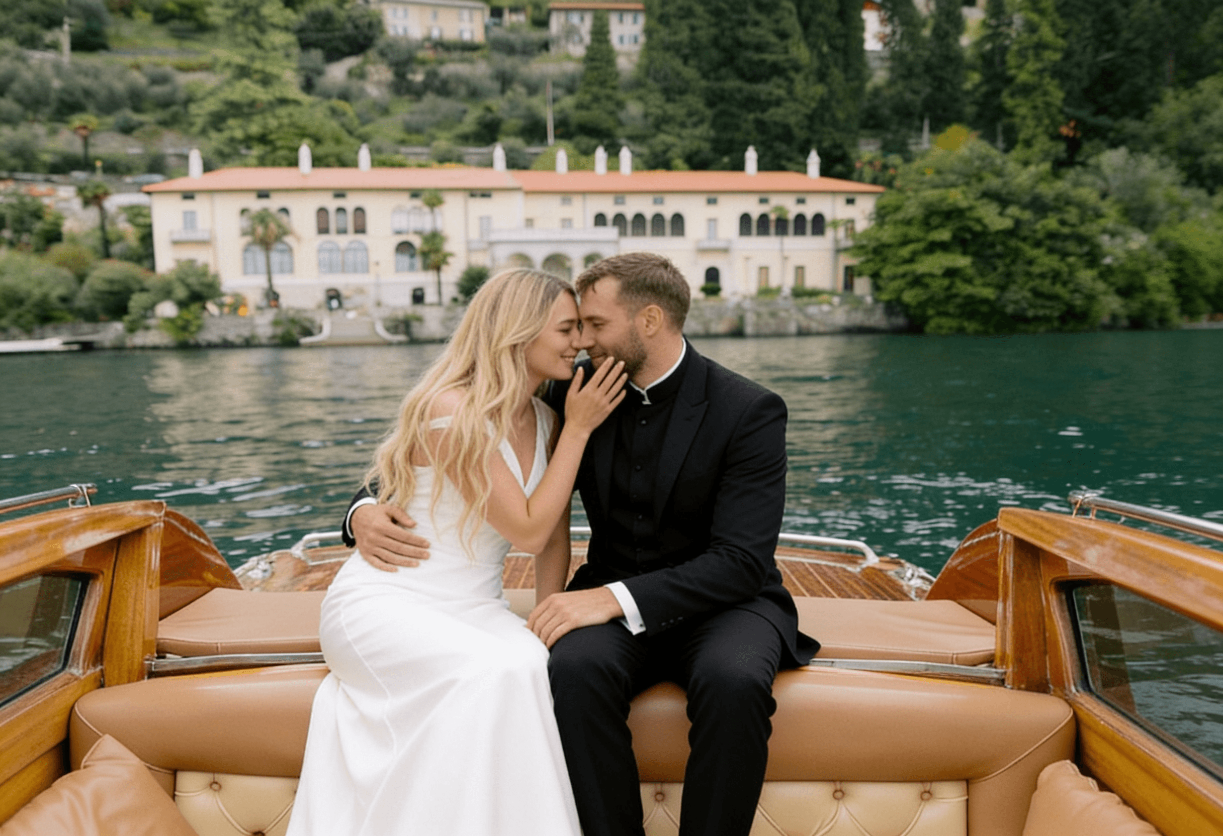 Coppia su una barca in legno classica, Lago di Como