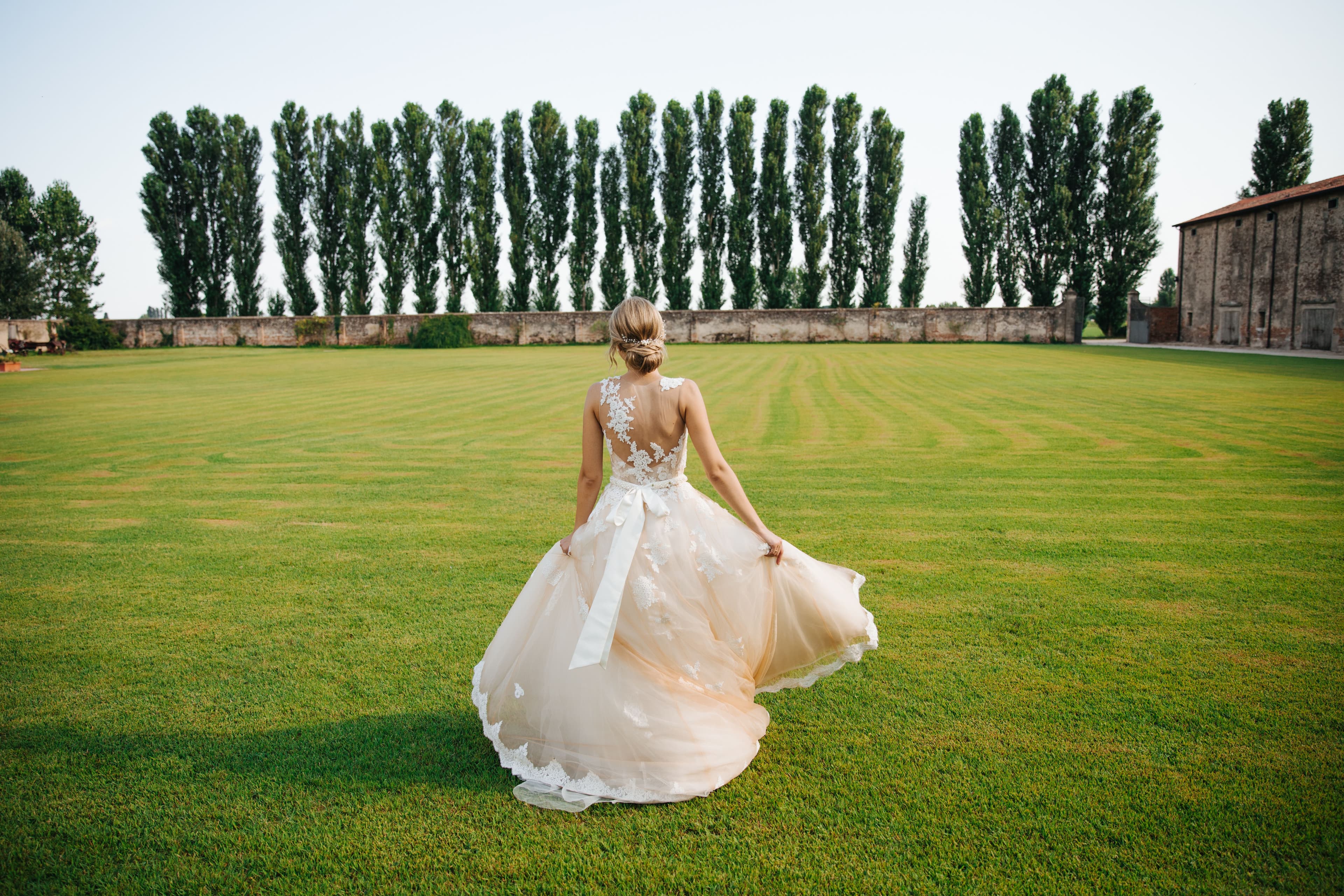 Sposa in un campo verde di tenuta