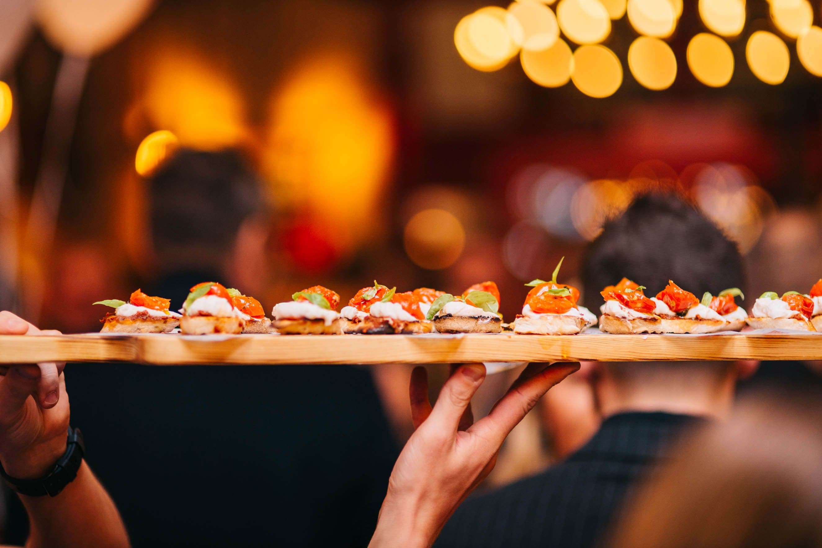 Antipasti serviti a un evento serale