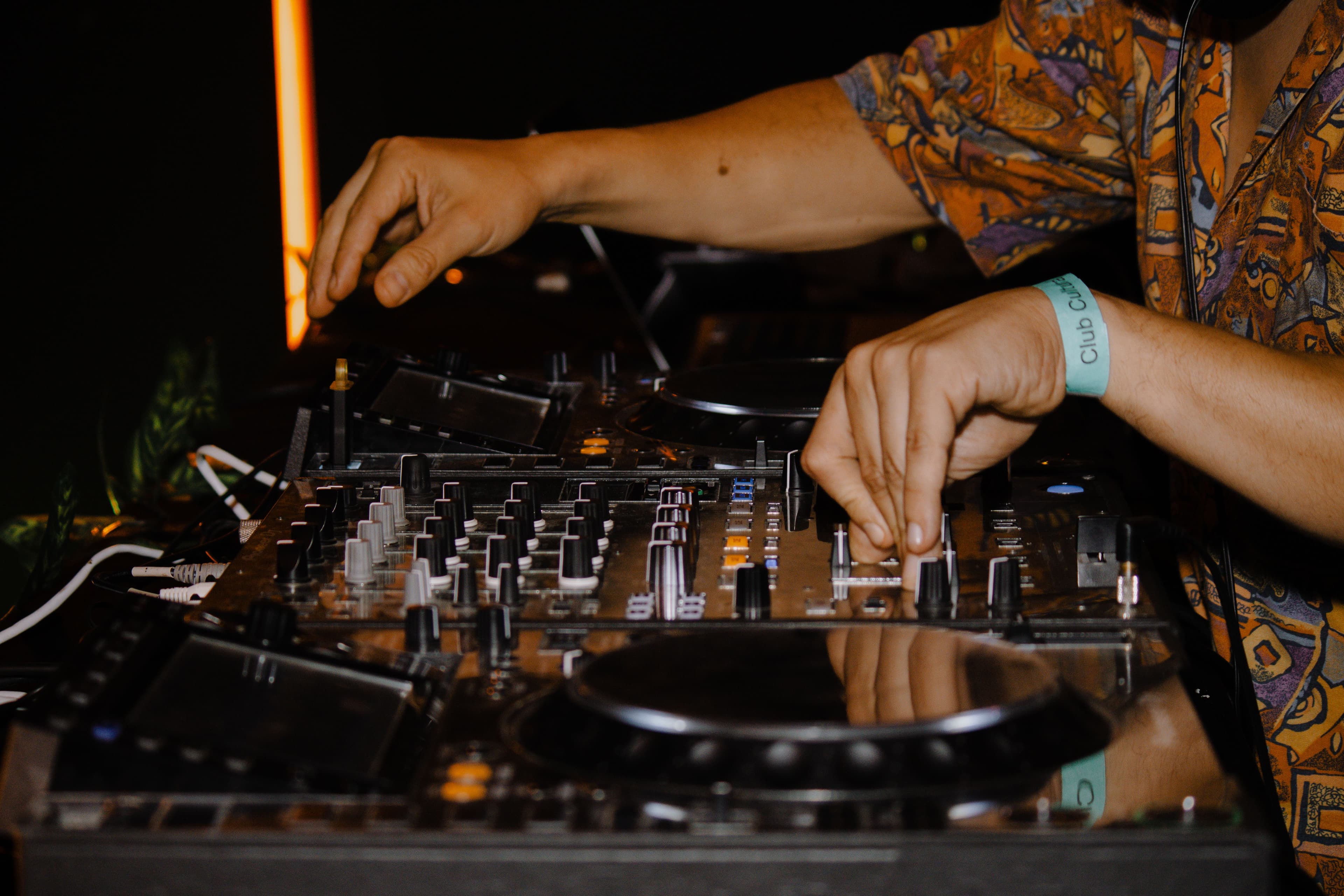 DJ al mixer a una celebrazione