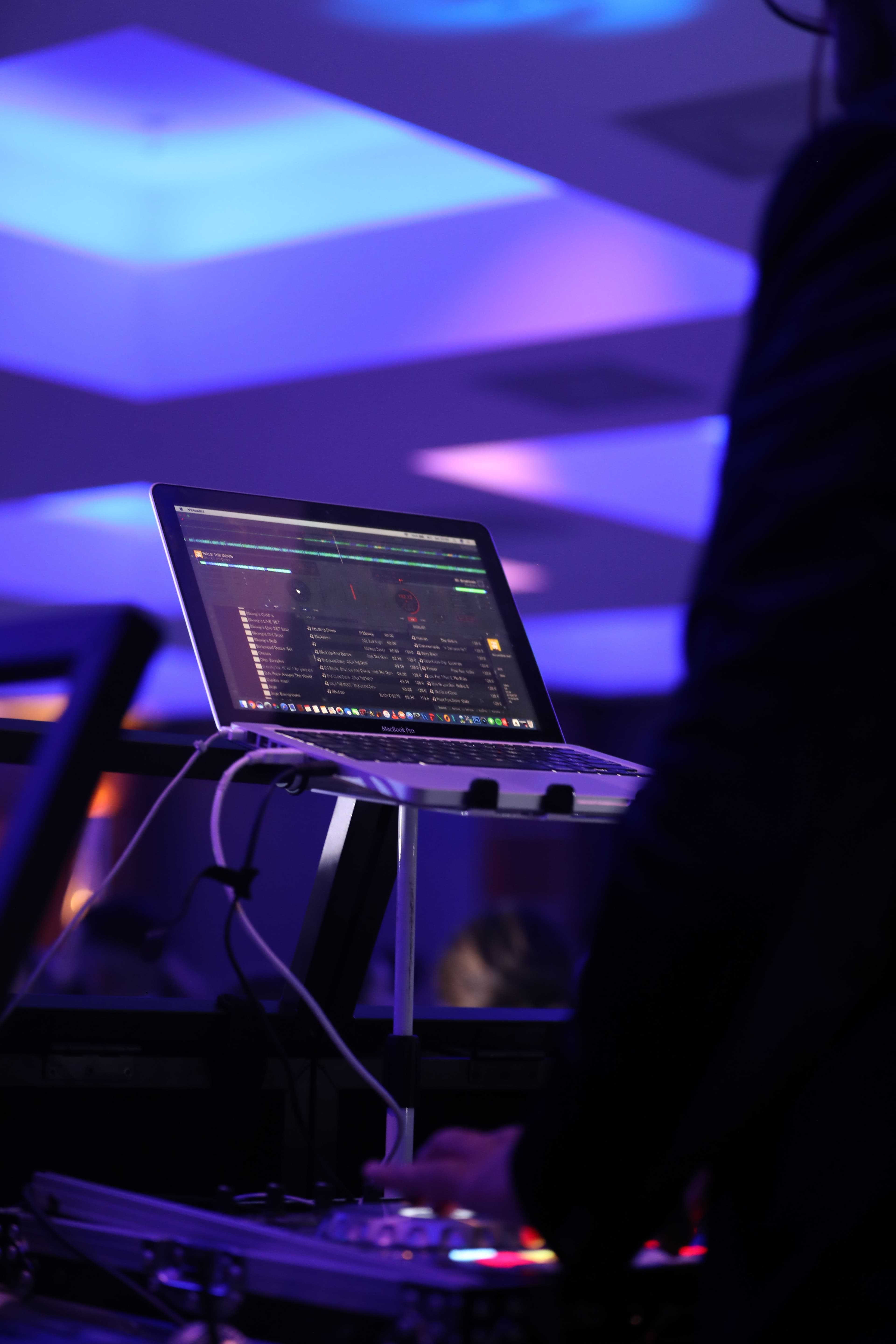 Cabina DJ e luci di produzione